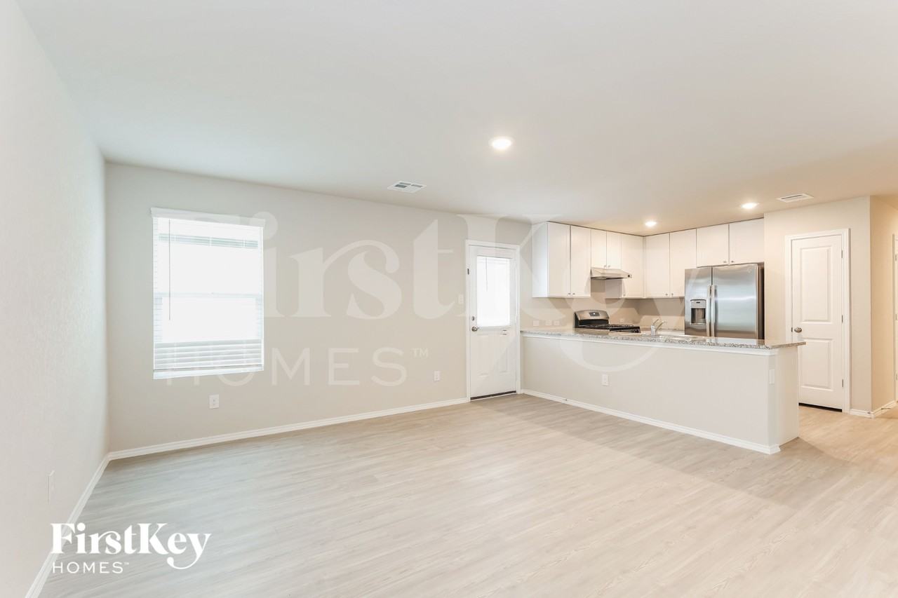 10606 Varmus Dr - Photo 5 of 15