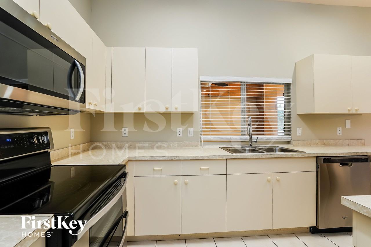 1506 Se 19th Ter - Photo 6 of 16