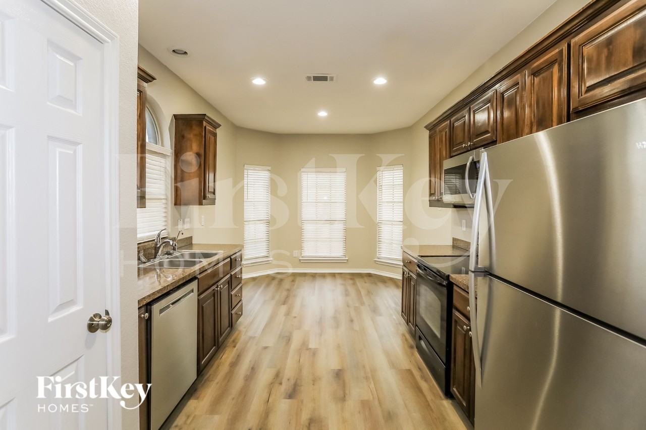 853 Jodie Dr - Photo 4 of 15