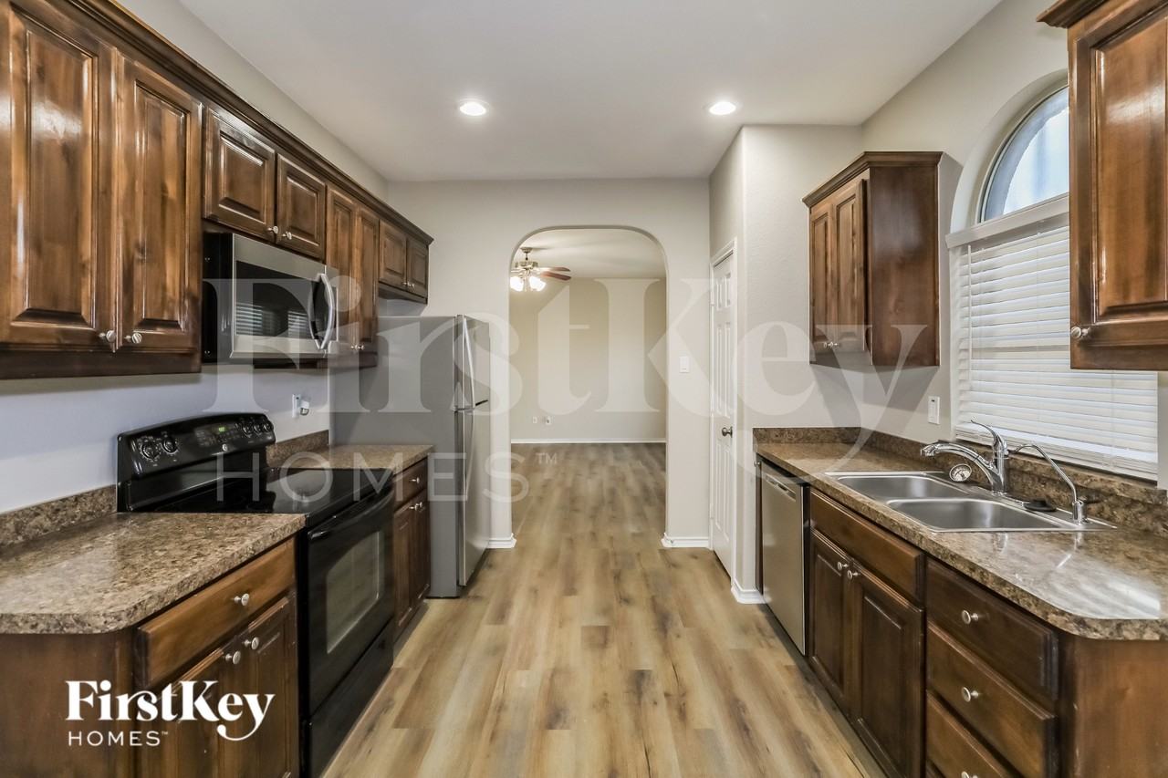853 Jodie Dr - Photo 5 of 15