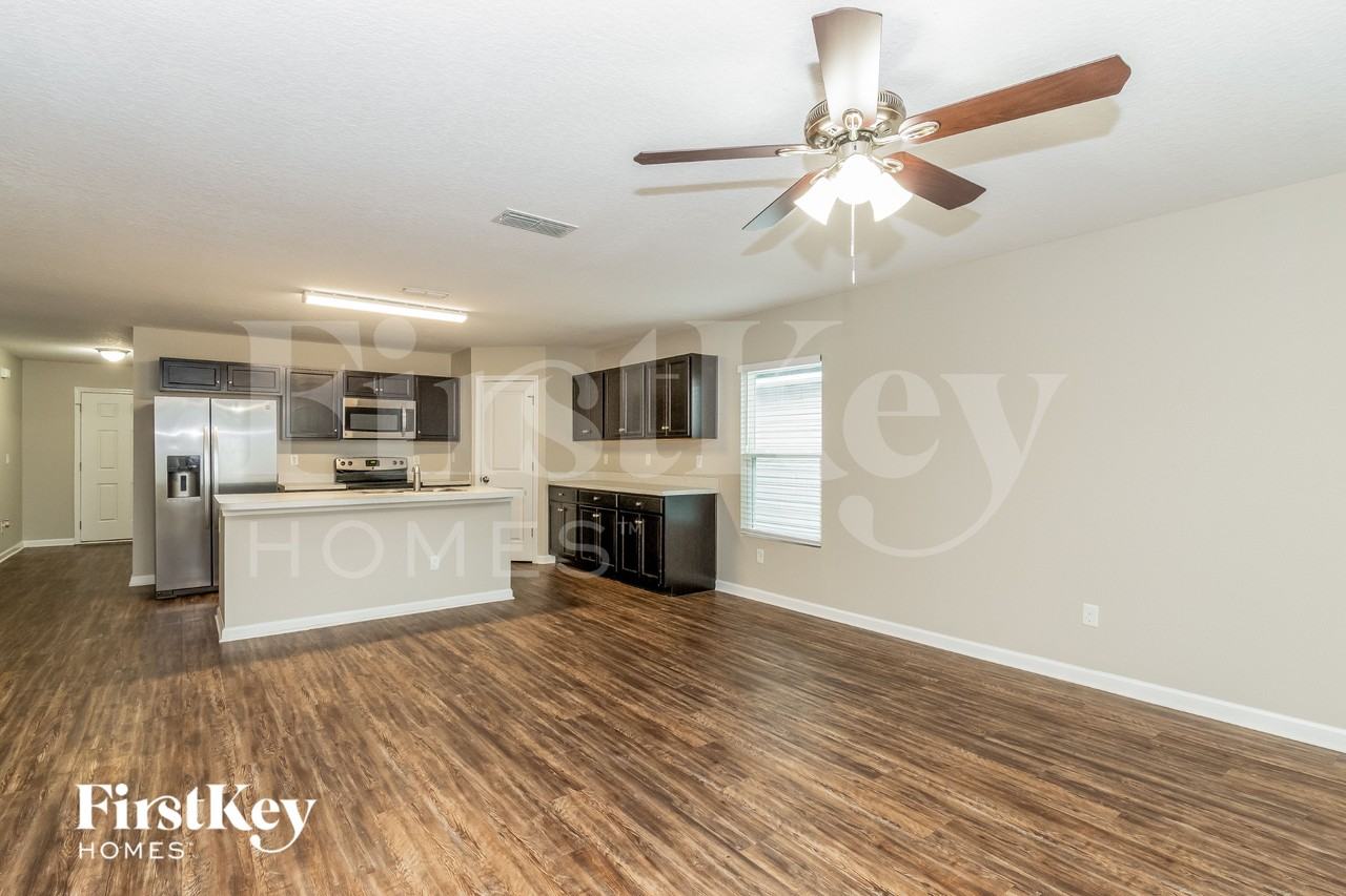 9836 Marine Ct - Photo 3 of 16