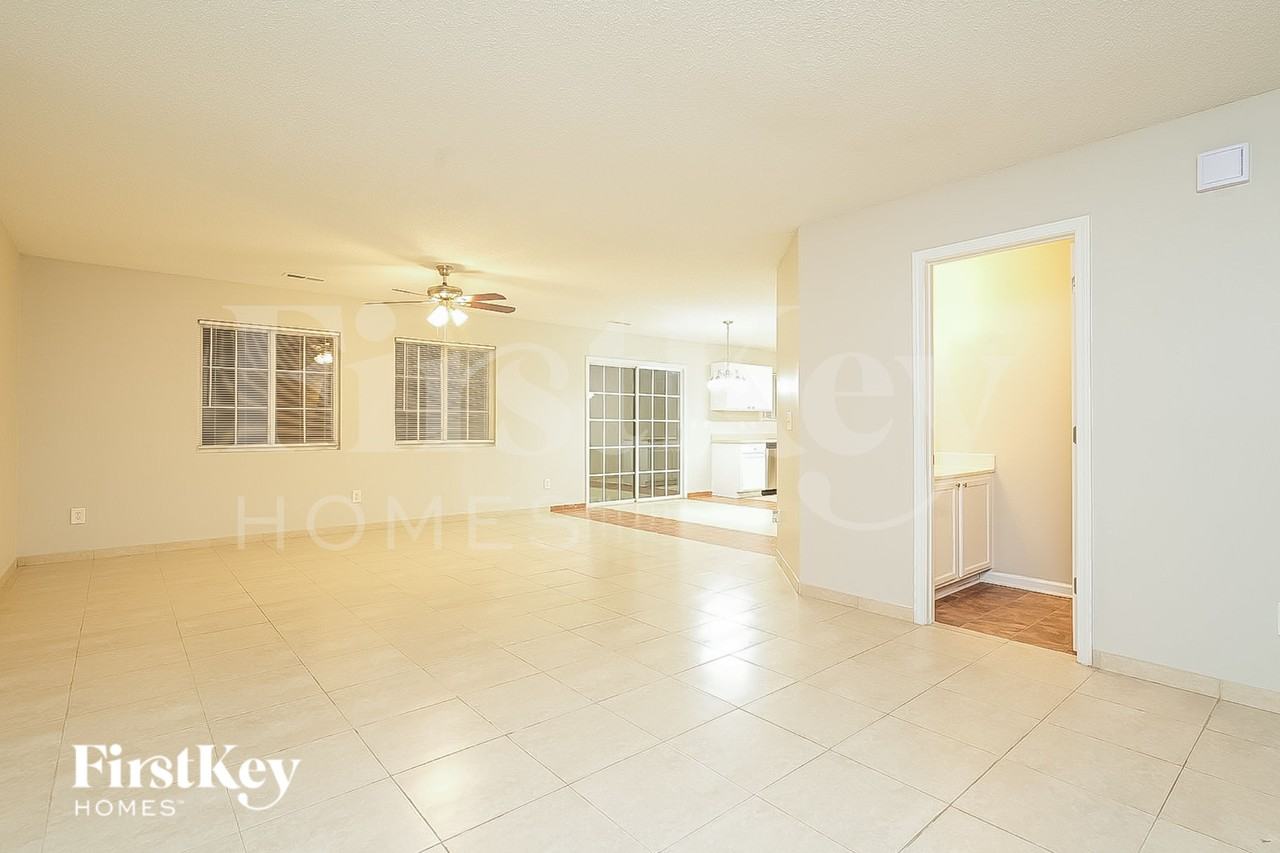 5701 Yachtsman Ct - Photo 3 of 18