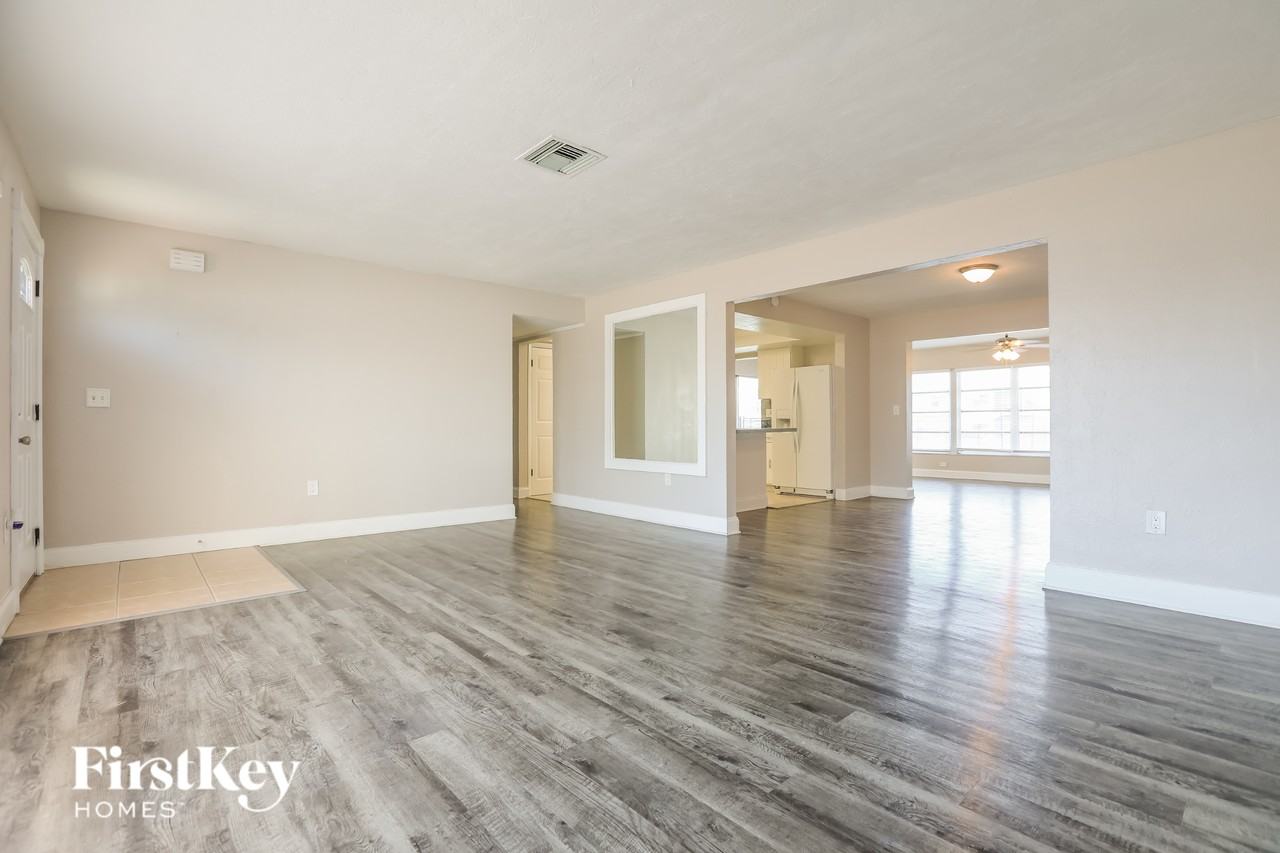 63 Rotonda Cir - Photo 2 of 15