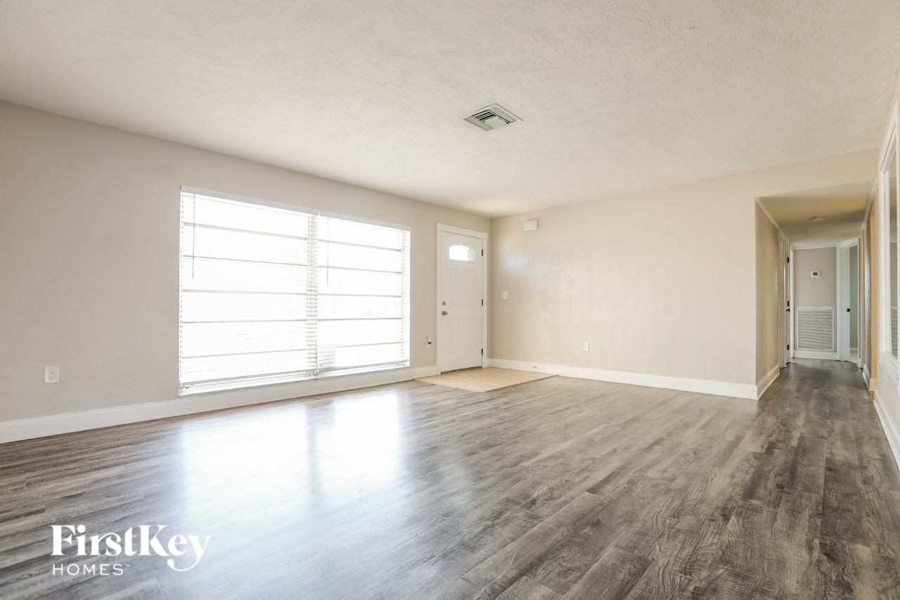 63 Rotonda Cir - Photo 3 of 15
