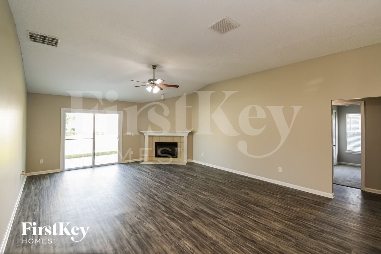 182 Greenfield Dr - Photo 4 of 16