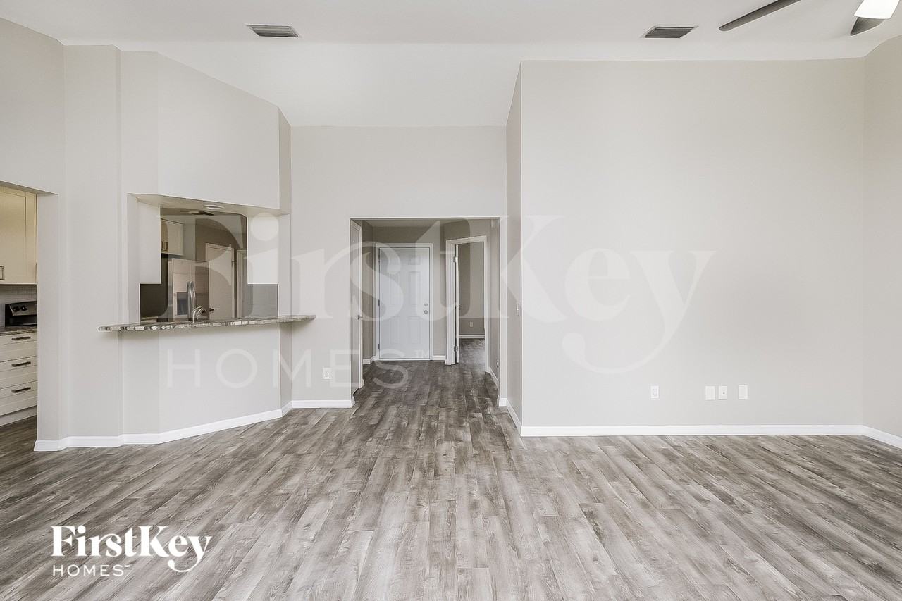 1033 Hardwood Dr - Photo 3 of 16