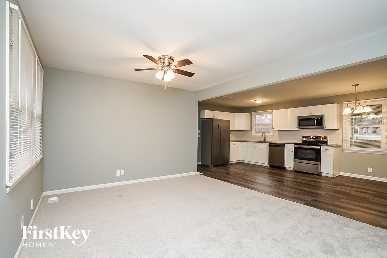521 Savely Dr - Photo 3 of 15