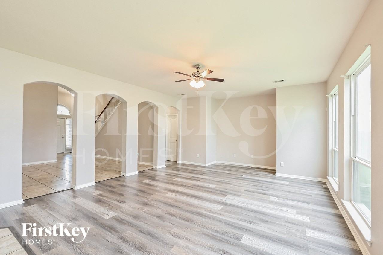 8110 Oahu Ct - Photo 2 of 15