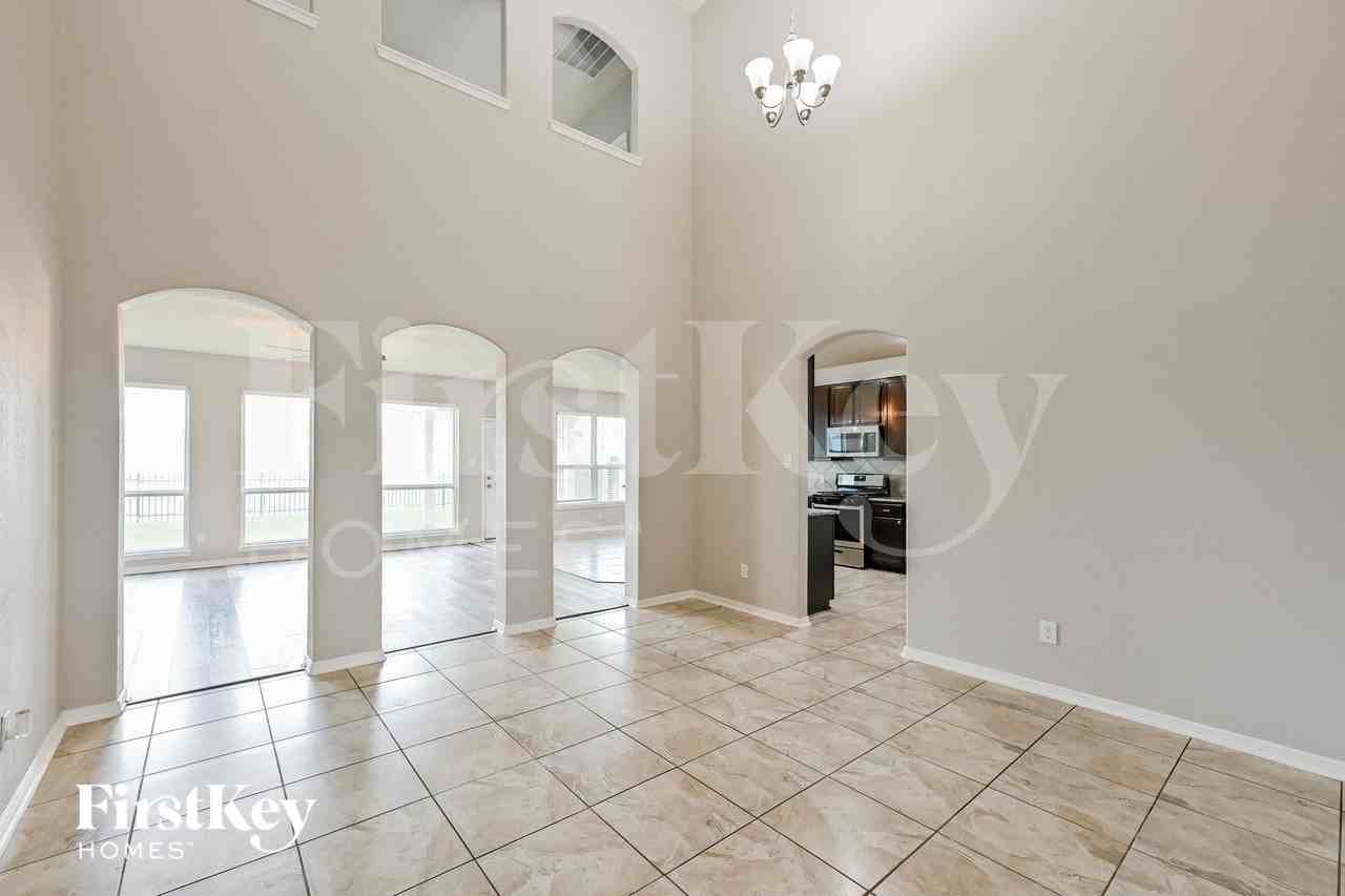 8110 Oahu Ct - Photo 3 of 15