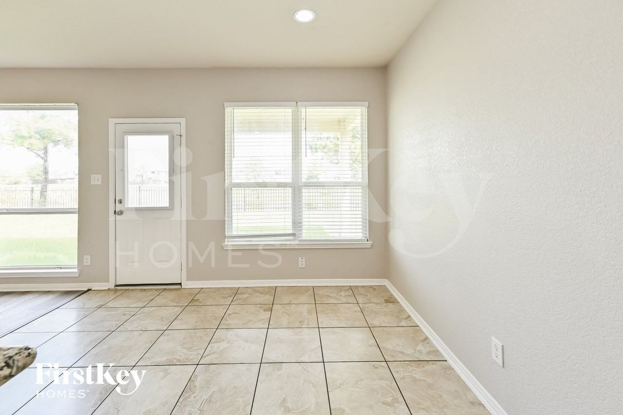 8110 Oahu Ct - Photo 4 of 15