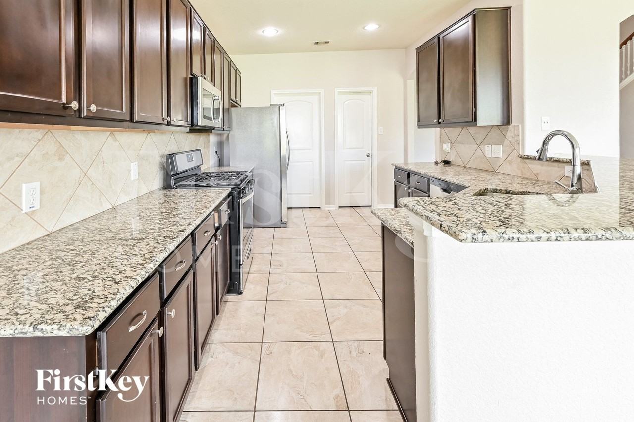 8110 Oahu Ct - Photo 5 of 15
