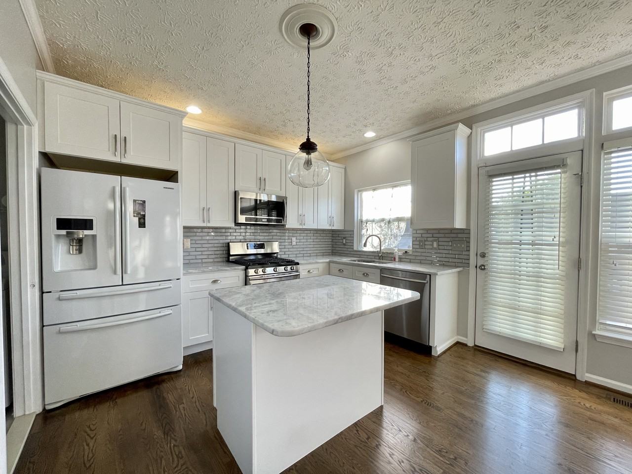 8308 Lyndhurst St - Photo 5 of 27