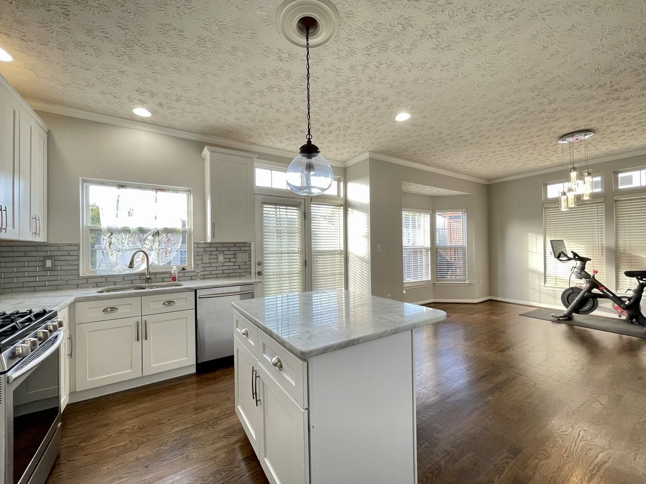 8308 Lyndhurst St - Photo 6 of 27