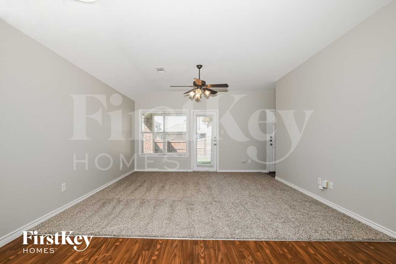 1309 Honeywood Ln - Photo 3 of 16