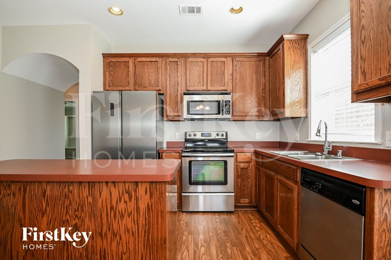 1309 Honeywood Ln - Photo 5 of 16