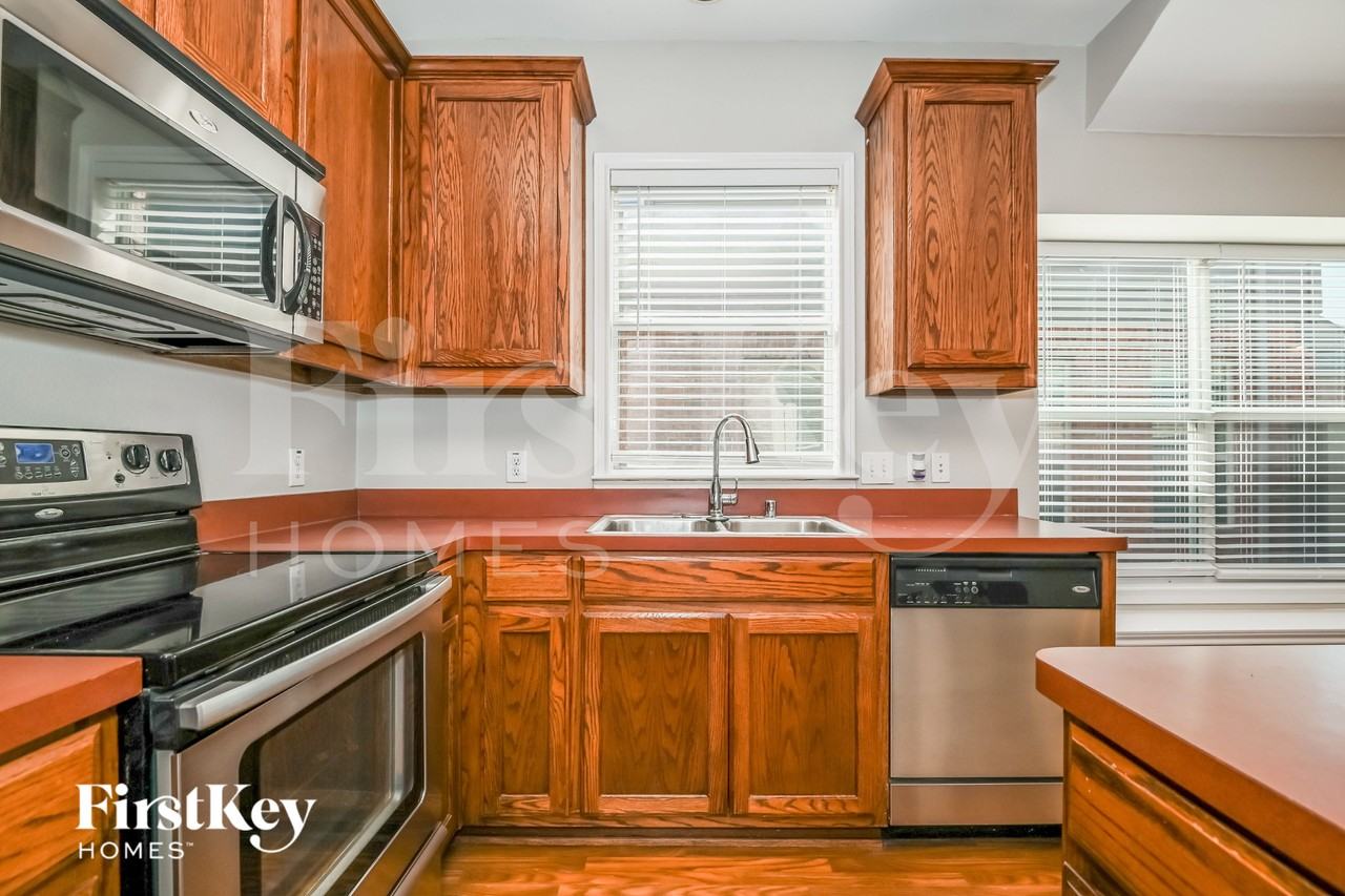 1309 Honeywood Ln - Photo 6 of 16