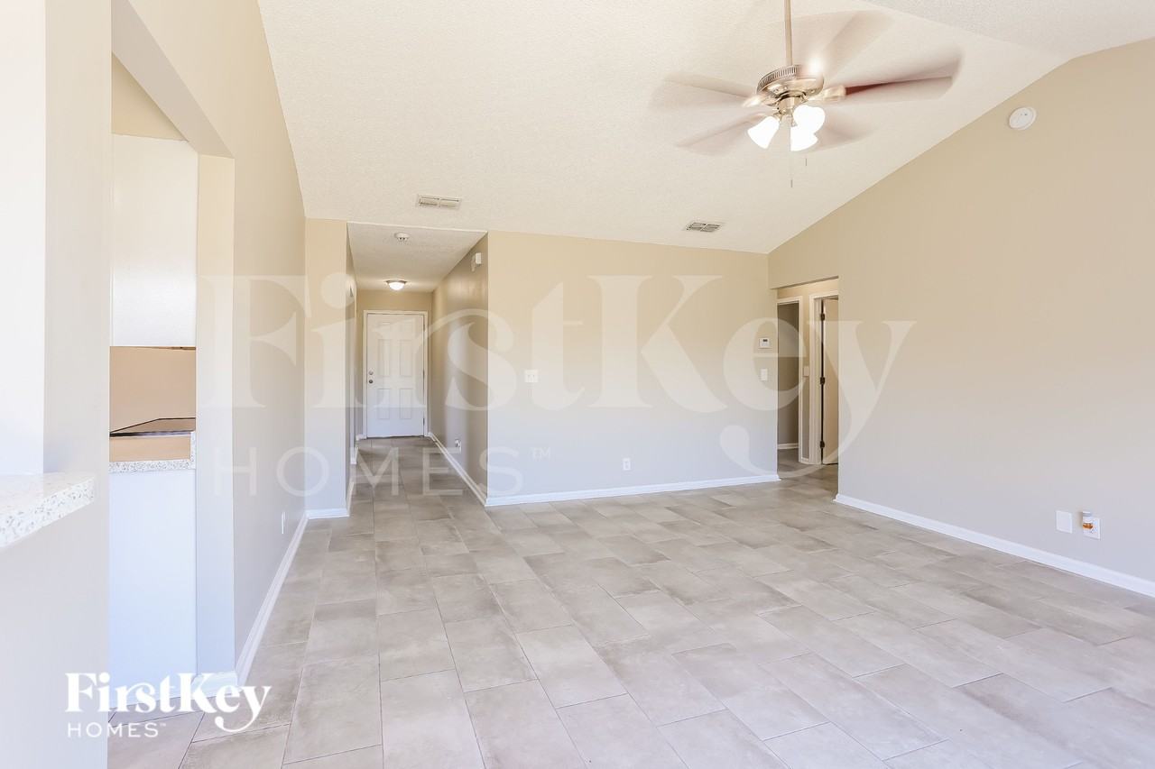 323 Hickory Hollow Dr N - Photo 3 of 19