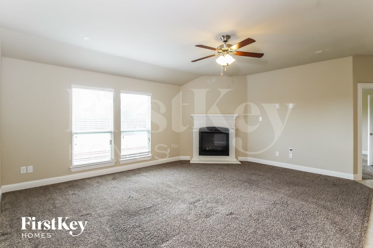 4325 Bayport Dr - Photo 3 of 16