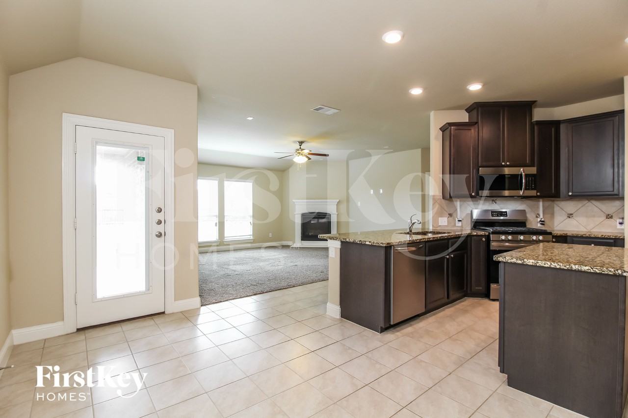 4325 Bayport Dr - Photo 5 of 16