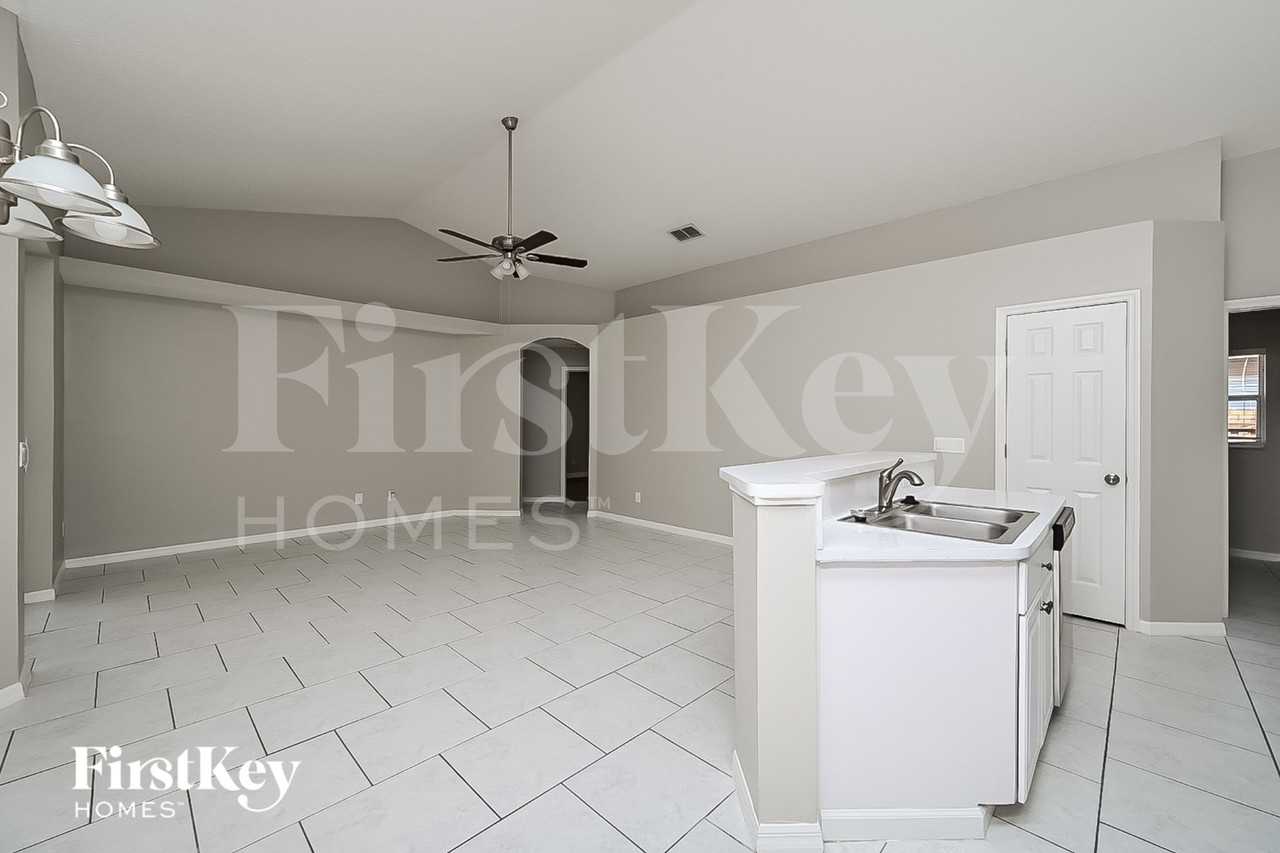 4318 Brooke Dr - Photo 3 of 15