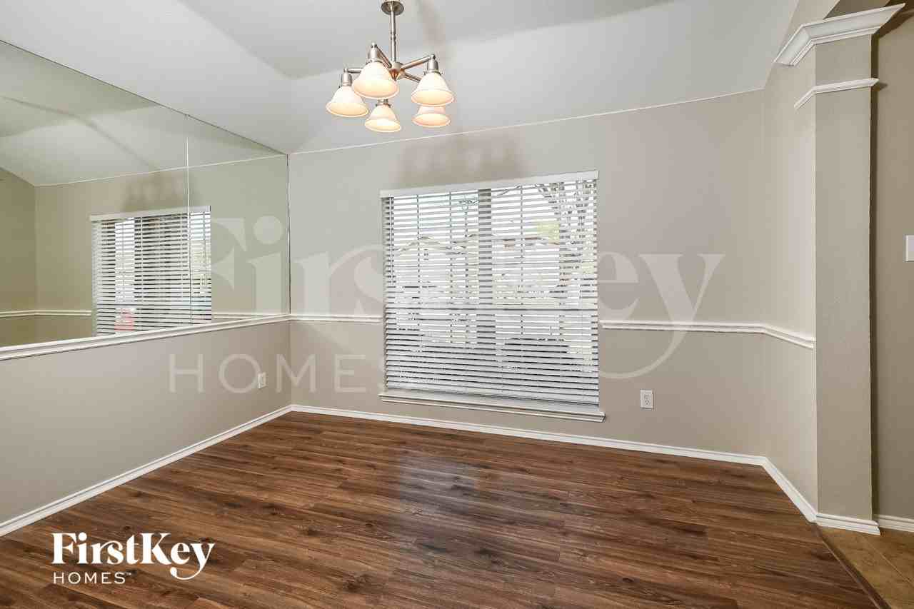 215 Mulberry Dr - Photo 5 of 16