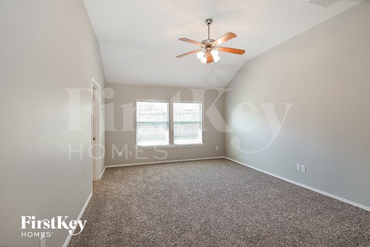 215 Mulberry Dr - Photo 7 of 16