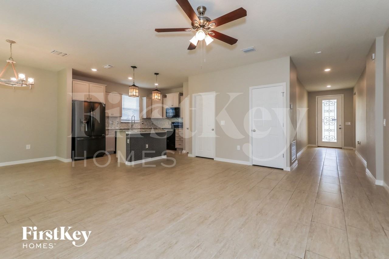 365 La Mancha Dr - Photo 5 of 15