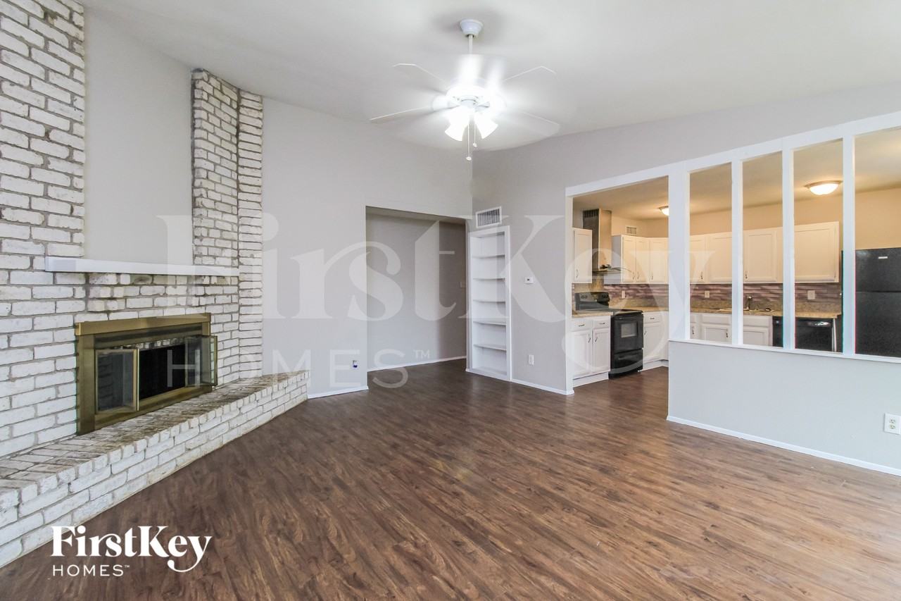 1405 Steinburg Ln - Photo 2 of 16