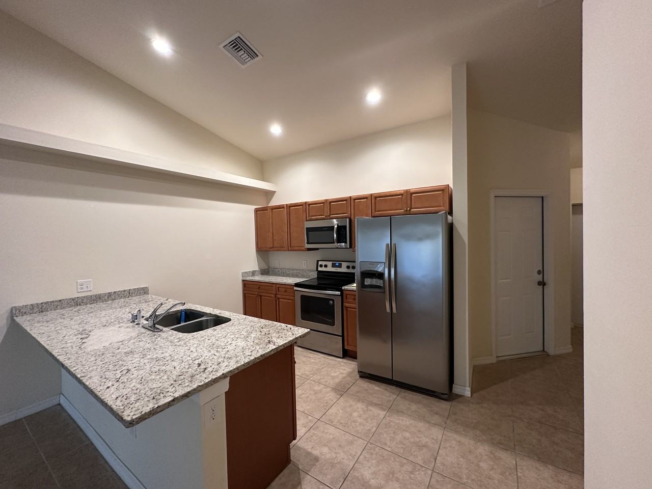706 Se 4th Ter - Photo 2 of 16