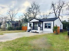 featured image of 2136 Commander Rd