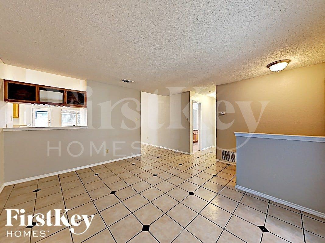 4949 Oak Hollow Dr - Photo 2 of 16