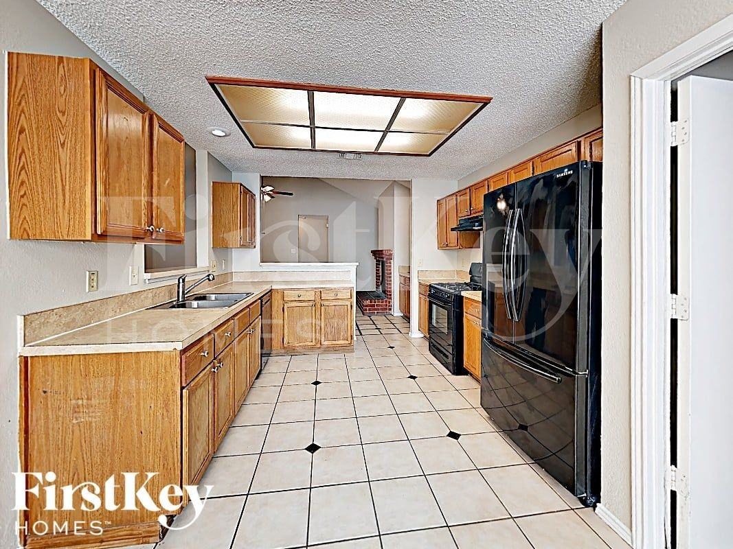 4949 Oak Hollow Dr - Photo 3 of 16