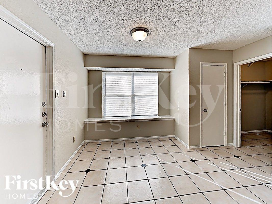 4949 Oak Hollow Dr - Photo 4 of 16