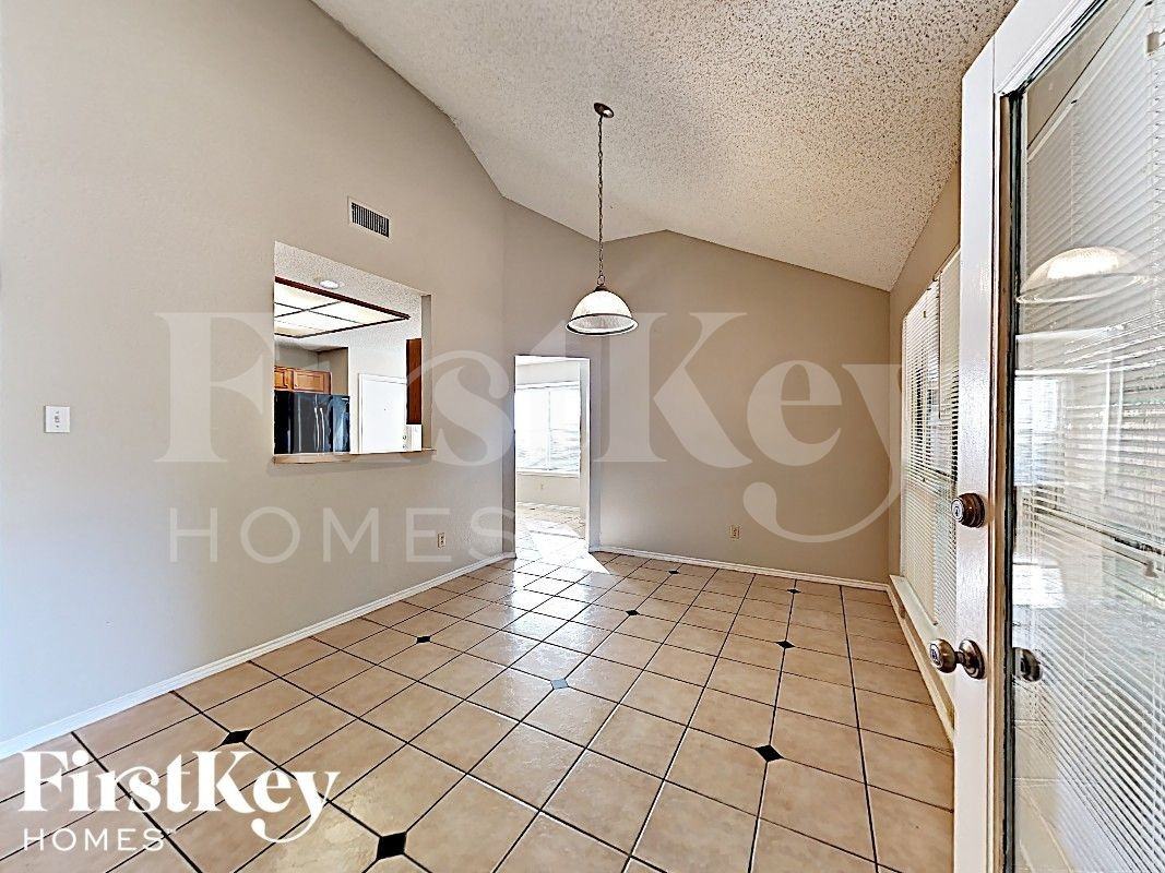4949 Oak Hollow Dr - Photo 5 of 16