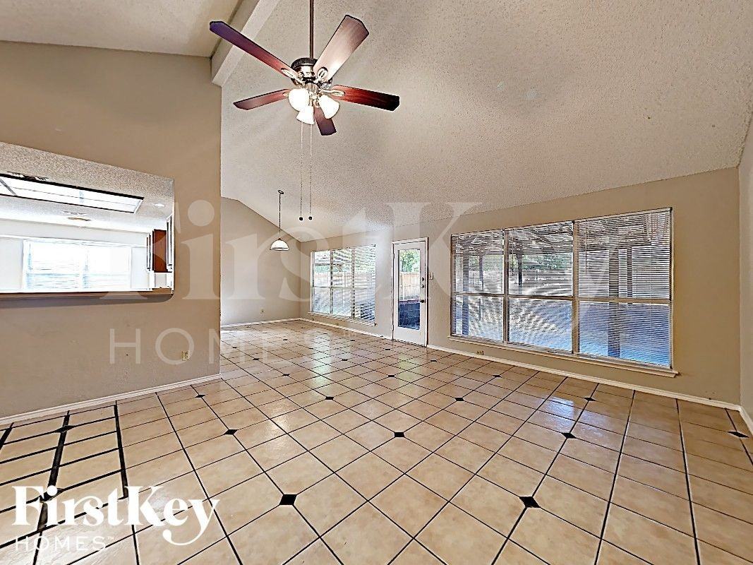 4949 Oak Hollow Dr - Photo 7 of 16