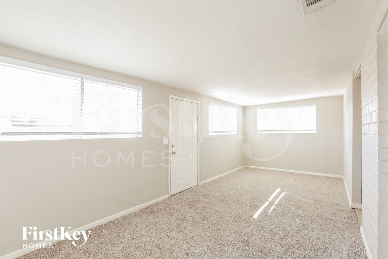 3625 N 21st Dr - Photo 3 of 15