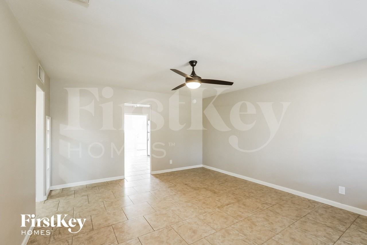 3625 N 21st Dr - Photo 4 of 15