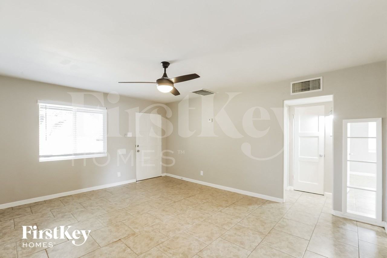 3625 N 21st Dr - Photo 5 of 15