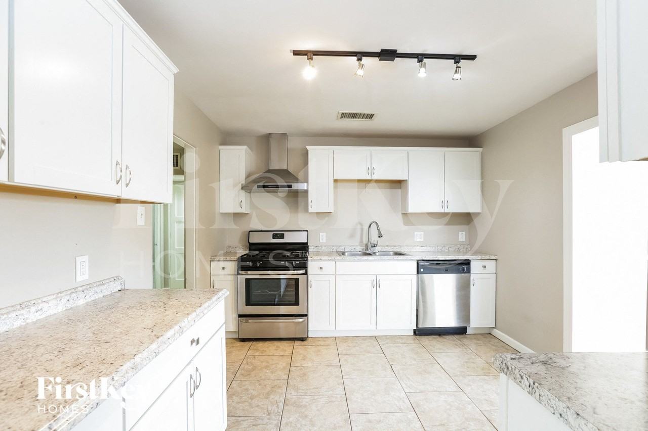 3625 N 21st Dr - Photo 6 of 15