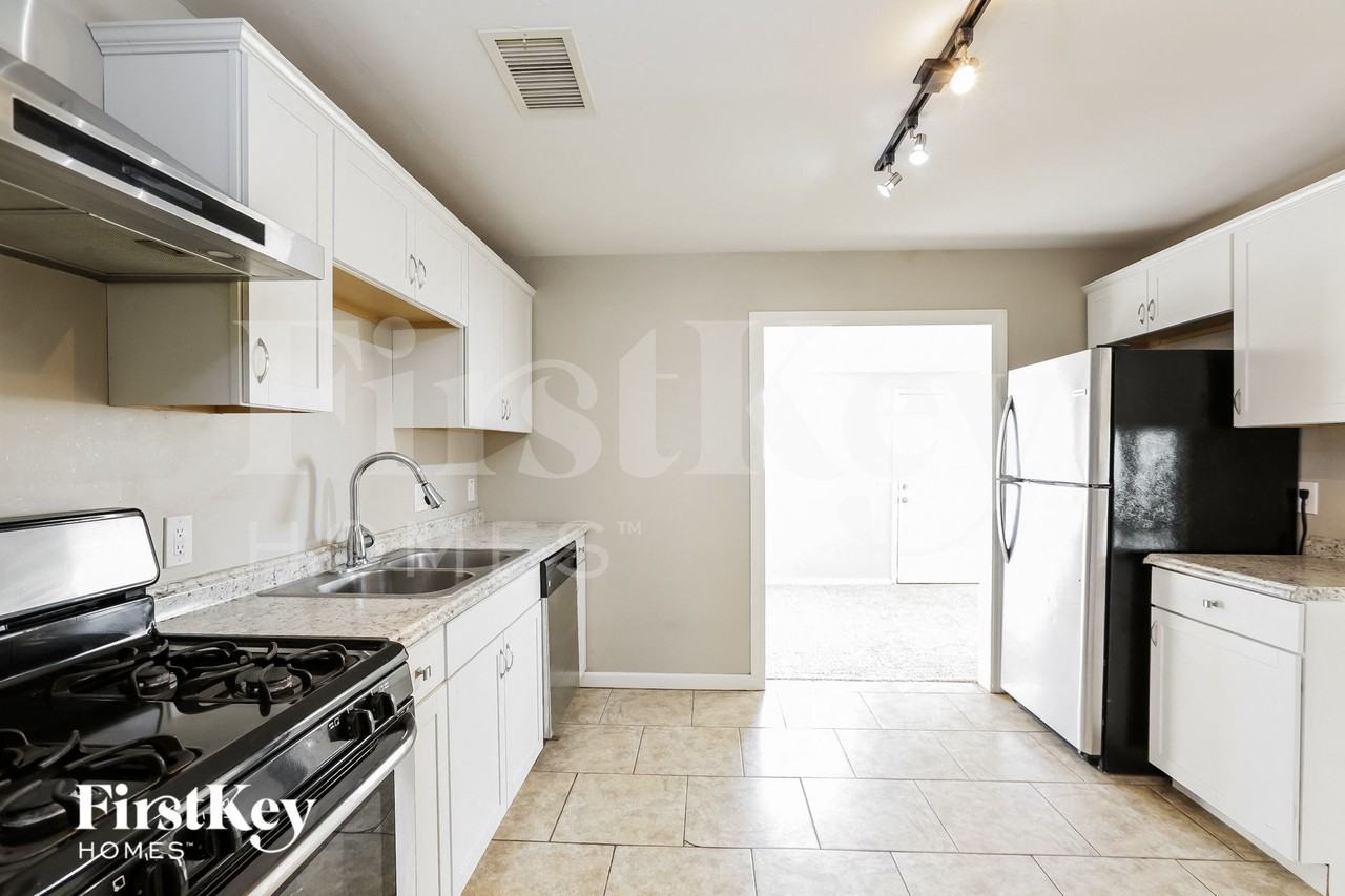 3625 N 21st Dr - Photo 7 of 15