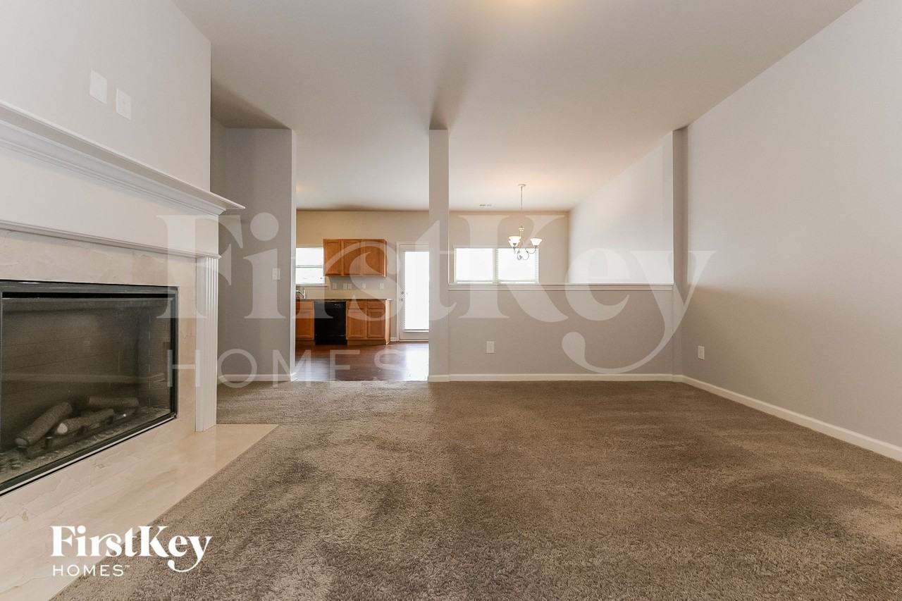 349 Rankin Cir - Photo 2 of 15