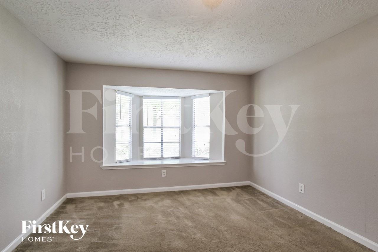 24106 Creekview Dr - Photo 3 of 15