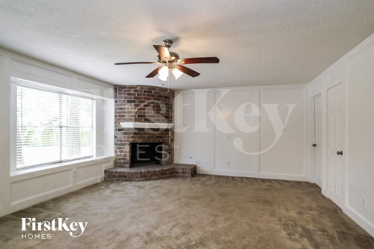 24106 Creekview Dr - Photo 4 of 15