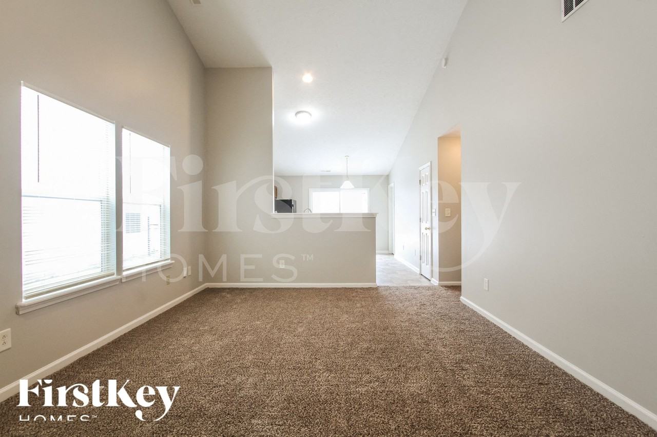 2283 Layton Park Dr - Photo 2 of 15