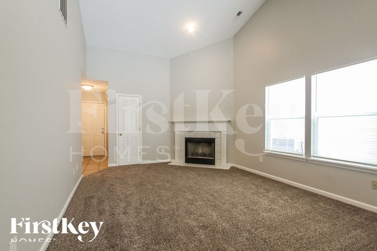 2283 Layton Park Dr - Photo 3 of 15