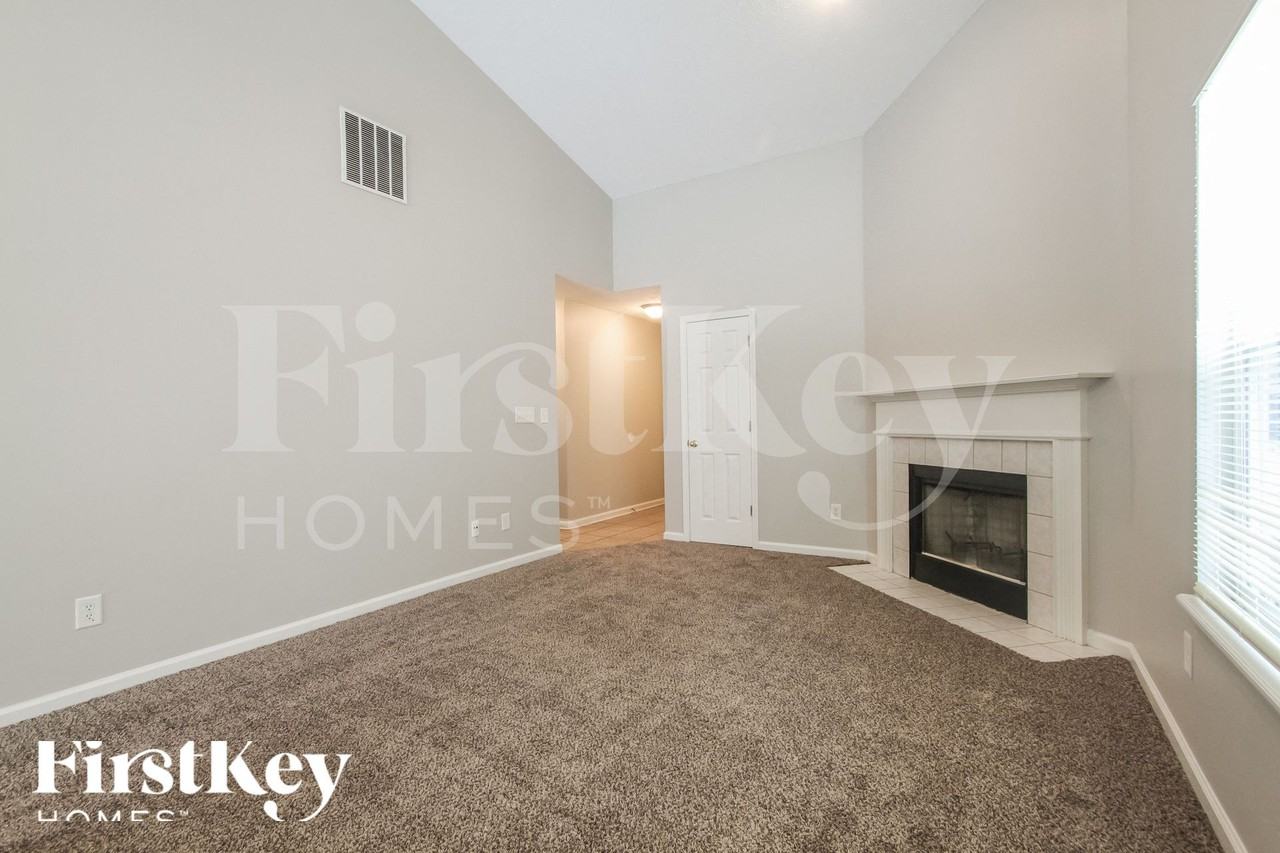 2283 Layton Park Dr - Photo 4 of 15