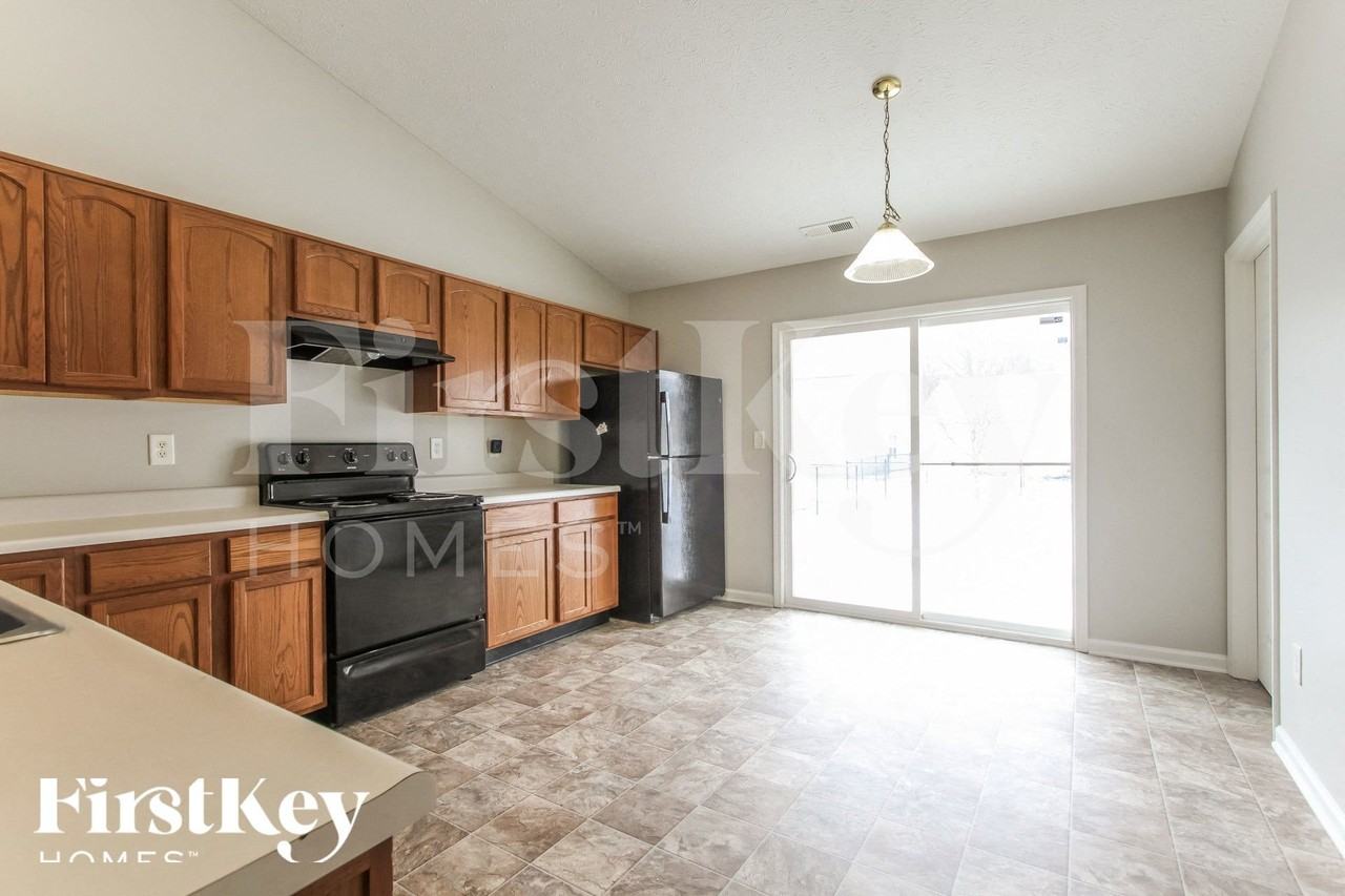 2283 Layton Park Dr - Photo 5 of 15