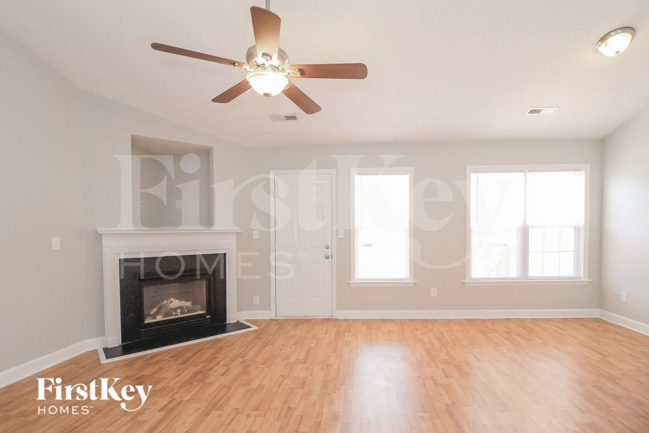 1800 Holly Crescent Ln - Photo 2 of 15