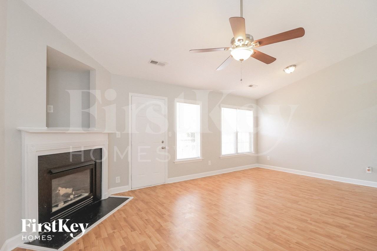 1800 Holly Crescent Ln - Photo 3 of 15