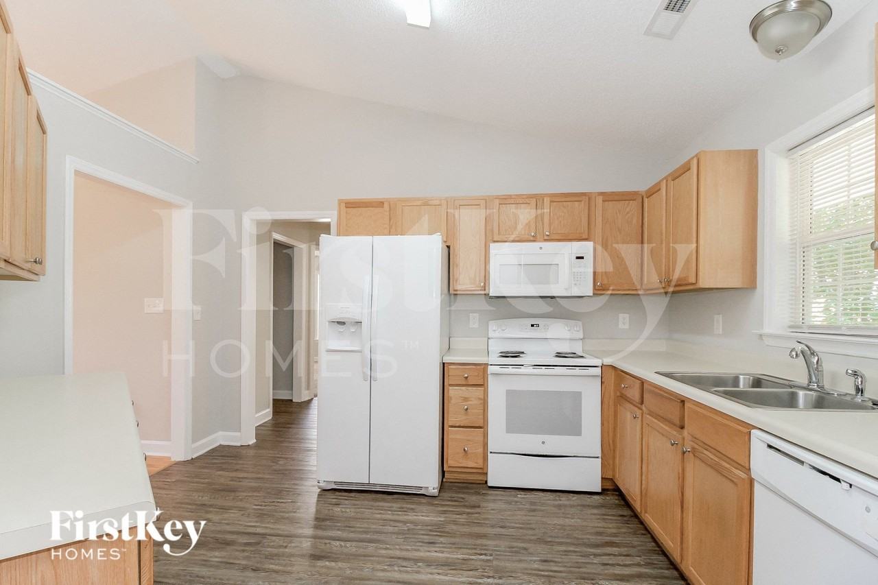 1800 Holly Crescent Ln - Photo 4 of 15